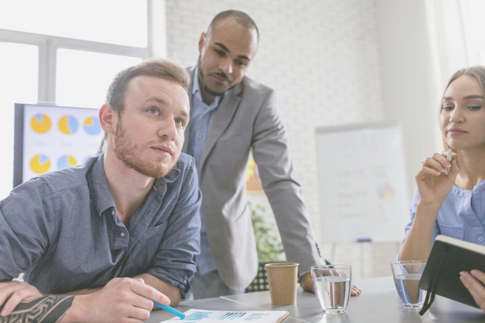 Moderne Arbeitsplätze für Finanzanalyse mit mehreren Monitoren