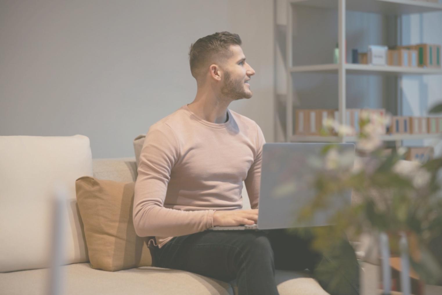 Finanzanalyst bei der Arbeit mit Datenvisualisierung