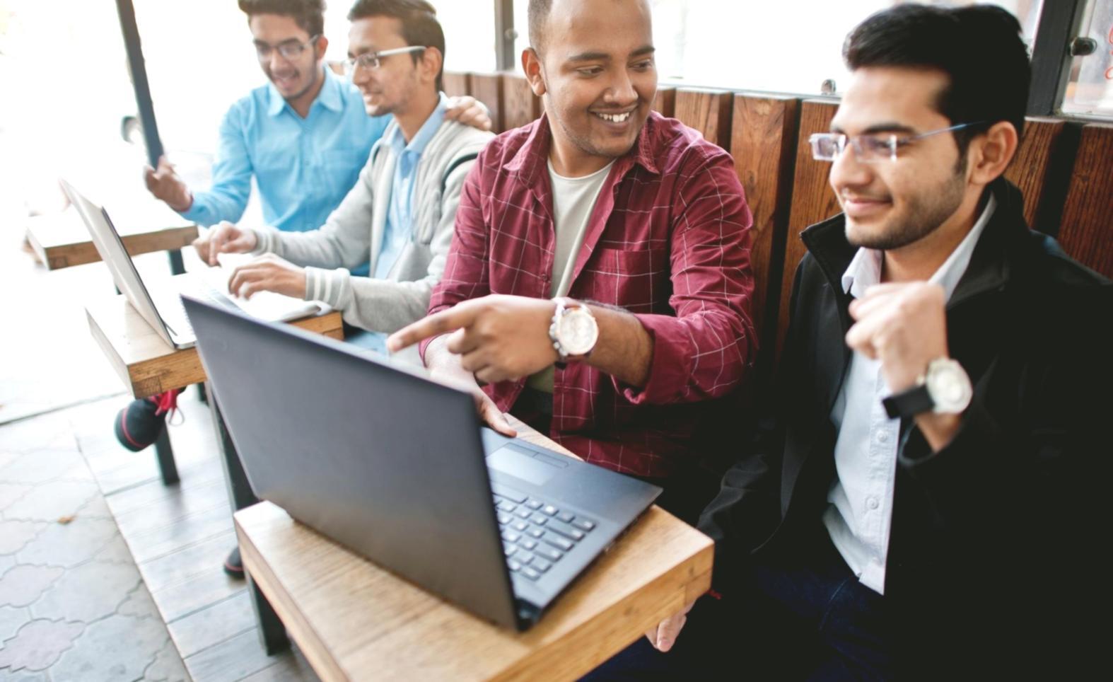 Teilnehmer bei einer Finanzanalyse-Schulung